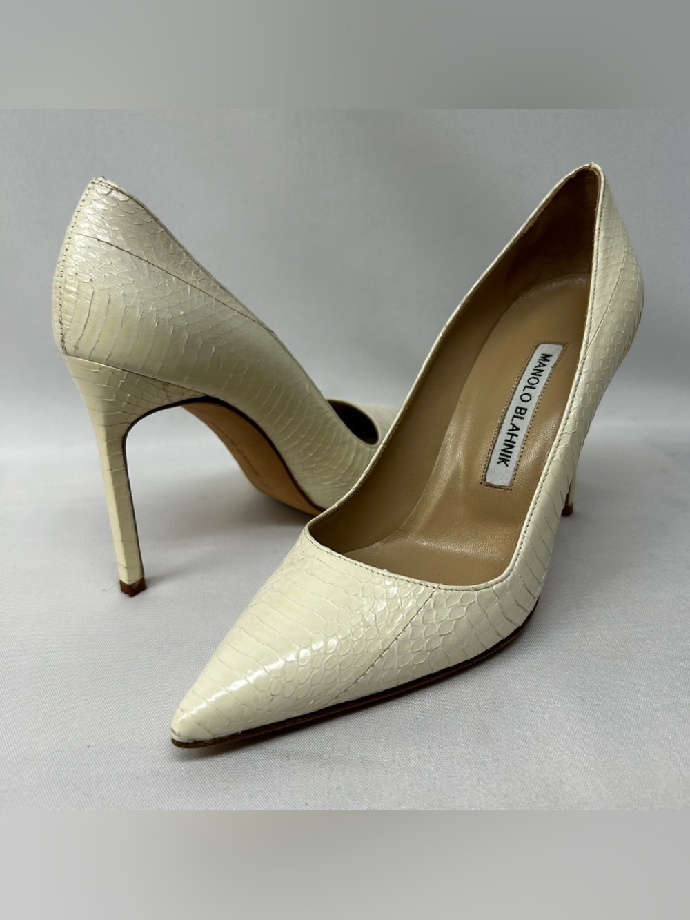 Manolo Blahnik Ivory Snakeskin Pumps Size 6 / 36 Pointed Toe Heels